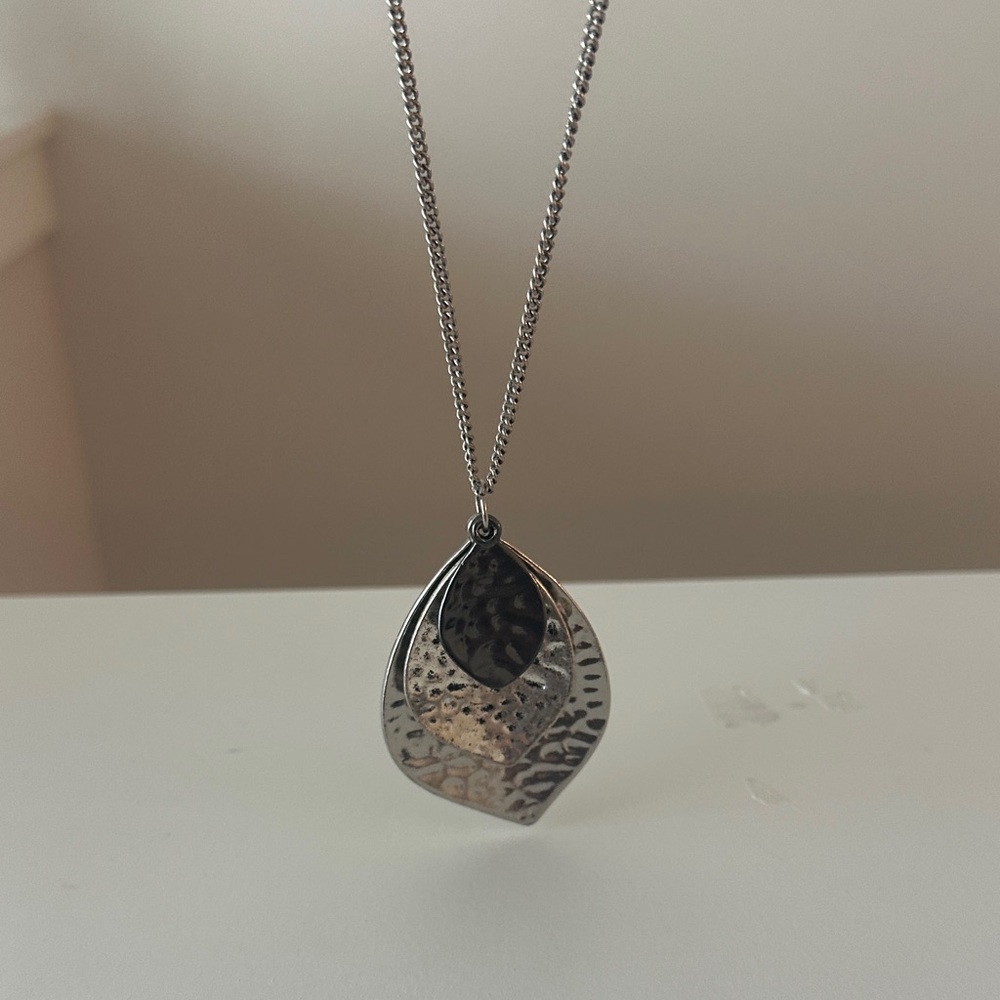 Chic Silver Leaf Pendant Necklace